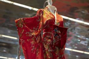 muchos vestidos de kimono japonés en el mercado foto