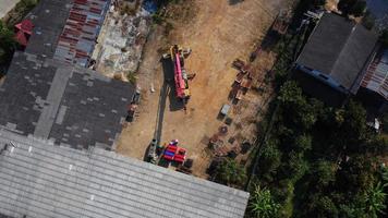 puestos de grúas móviles esperando para levantar acero en un almacén. operadores de grúas y grúas móviles que trabajan en un sitio de construcción. video