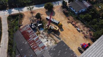 puestos de grúas móviles esperando para levantar acero en un almacén. operadores de grúas y grúas móviles que trabajan en un sitio de construcción. video