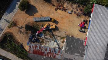 puestos de grúas móviles esperando para levantar acero en un almacén. operadores de grúas y grúas móviles que trabajan en un sitio de construcción. video