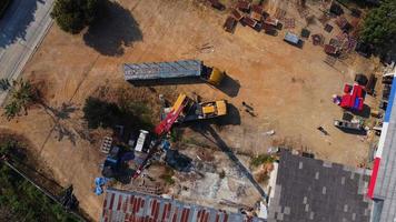 puestos de grúas móviles esperando para levantar acero en un almacén. operadores de grúas y grúas móviles que trabajan en un sitio de construcción. video