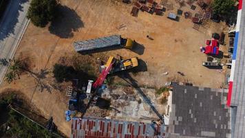 puestos de grúas móviles esperando para levantar acero en un almacén. operadores de grúas y grúas móviles que trabajan en un sitio de construcción. video