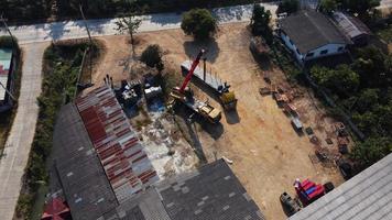 guindaste móvel está esperando para levantar aço em um armazém. operadores de guindastes e guindastes móveis trabalhando em um canteiro de obras. video