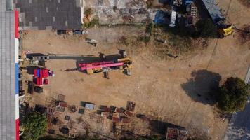 guindaste móvel está esperando para levantar aço em um armazém. operadores de guindastes e guindastes móveis trabalhando em um canteiro de obras. video