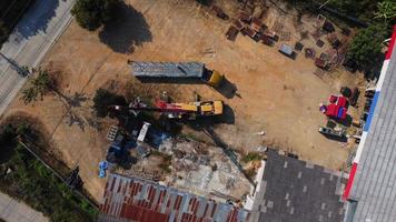 puestos de grúas móviles esperando para levantar acero en un almacén. operadores de grúas y grúas móviles que trabajan en un sitio de construcción. video