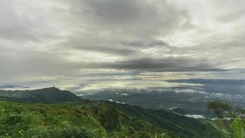 niebla de lapso de tiempo sobre la cumbre en phutubberk, niebla sobre los picos y bosques. naturaleza despues de la lluvia video