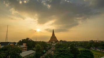 Verkehr vor der jährlichen Veranstaltung von Phra Pathom Chedi. der himmel änderte sich am abend.