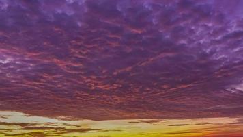 altocumulus de movimento de nuvem pela manhã quando o nascer do sol video