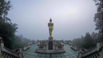 phra dat khao noi tempel, nan provincie, Thailand Aan een mistig dag video