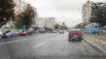 främre bil fönster täckt med regn droppar video