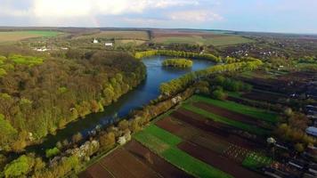 vue aérienne de l'île et du magnifique lac video