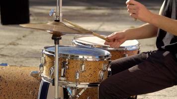 spelen drums in een mooi zonnig dag video
