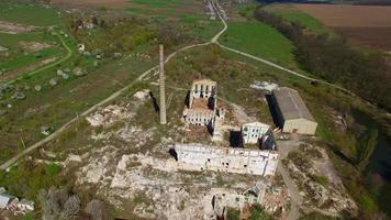 vista aérea de uma fábrica destruída. restos de edifícios. video