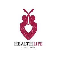 diseño de logotipo de amor humano, ilustración de vector de estilo de vida saludable con silueta de gesto de mujer de yoga en el corazón