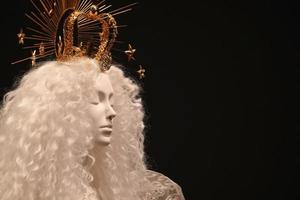 Nueva York, Estados Unidos - 27 de mayo de 2018 - la moda de los cuerpos celestiales y la imaginación católica en el museo Met foto