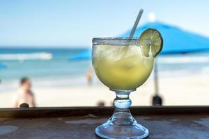 vaso de tequila sunrise en un bar de playa en méxico baja california sur foto