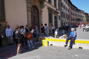 pisa, italia - 26 de septiembre de 2017 - barrera antiterrorista en la famosa ciudad de la torre inclinada foto