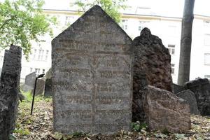 praga, república checa - 17 de julio de 2019 - antiguo cementerio judío en praga foto