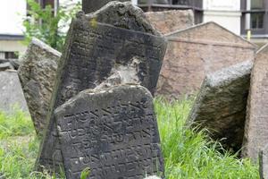 praga, república checa - 17 de julio de 2019 - antiguo cementerio judío en praga foto