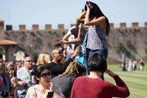 pisa, italia - 26 de septiembre de 2017 - turista tomando fotos en la famosa torre inclinada