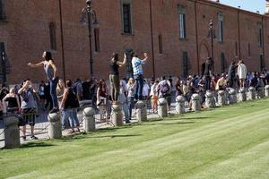 pisa, italia - 26 de septiembre de 2017 - turista tomando fotos en la famosa torre inclinada