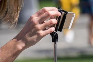 mano tomando una foto selfie con un teléfono inteligente