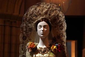 Nueva York, Estados Unidos - 27 de mayo de 2018 - la moda de los cuerpos celestiales y la imaginación católica en el museo Met foto