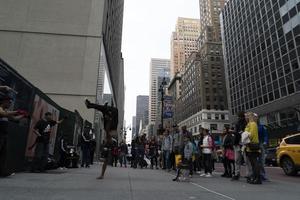 Nueva York, EE.UU. - 7 de mayo de 2019 - bailarina de break en la Quinta Avenida foto