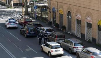 génova, italia - 9 de abril de 2020 - control de la policía local durante la cuarentena del coronavirus foto