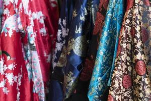 muchos vestidos de kimono japonés en el mercado foto