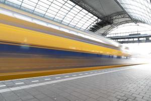 amsterdam, países bajos - 25 de febrero de 2020 - tren que llega a la estación central del casco antiguo foto