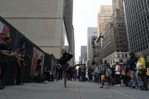 Nueva York, EE.UU. - 7 de mayo de 2019 - bailarina de break en la Quinta Avenida foto