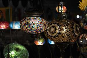 lámpara colgante decorada turca en el mercado