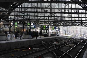 amsterdam, países bajos - 25 de febrero de 2020 - casco antiguo de la estación central foto