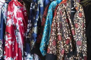 muchos vestidos de kimono japonés en el mercado foto