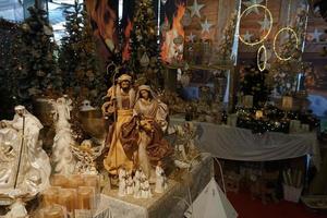 decoraciones del árbol de navidad en el mercado callejero foto