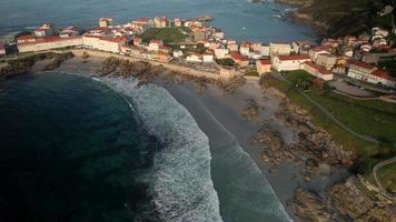 vista aérea de las olas del océano en la playa y casas residenciales video