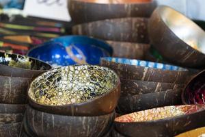 cuenco de bambú con decoración en el mercado foto