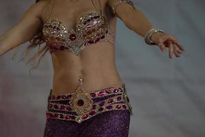 movimiento hermoso de la bailarina oriental del vientre foto