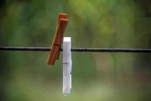 Detalle de pinza para la ropa aislado en verde burbuja bokeh foto