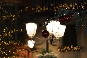 adornos y luces del árbol de navidad de la calle foto