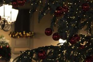 adornos y luces del árbol de navidad de la calle foto