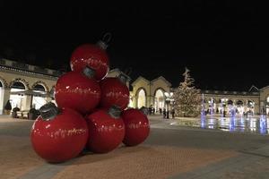 serravalle scrivia, italia - 2 de diciembre de 2018 - comienza la temporada de navidad en designer outled foto