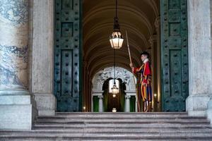 ciudad del vaticano, italia 8 de junio de 2018 miembro de la guardia suiza pontificia, vaticano. Roma foto