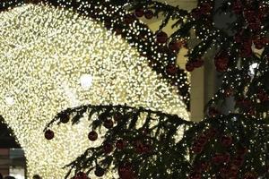 adornos y luces del árbol de navidad de la calle foto