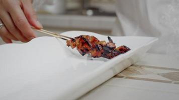 placer le satay de poulet cuit sur une assiette video