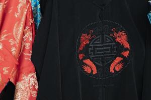 muchos vestidos de kimono japonés en el mercado foto