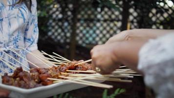 placer des brochettes de poulet cru sur un gril chaud video