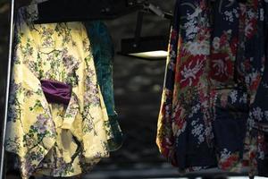 muchos vestidos de kimono japonés en el mercado foto