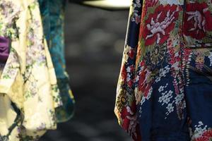 muchos vestidos de kimono japonés en el mercado foto